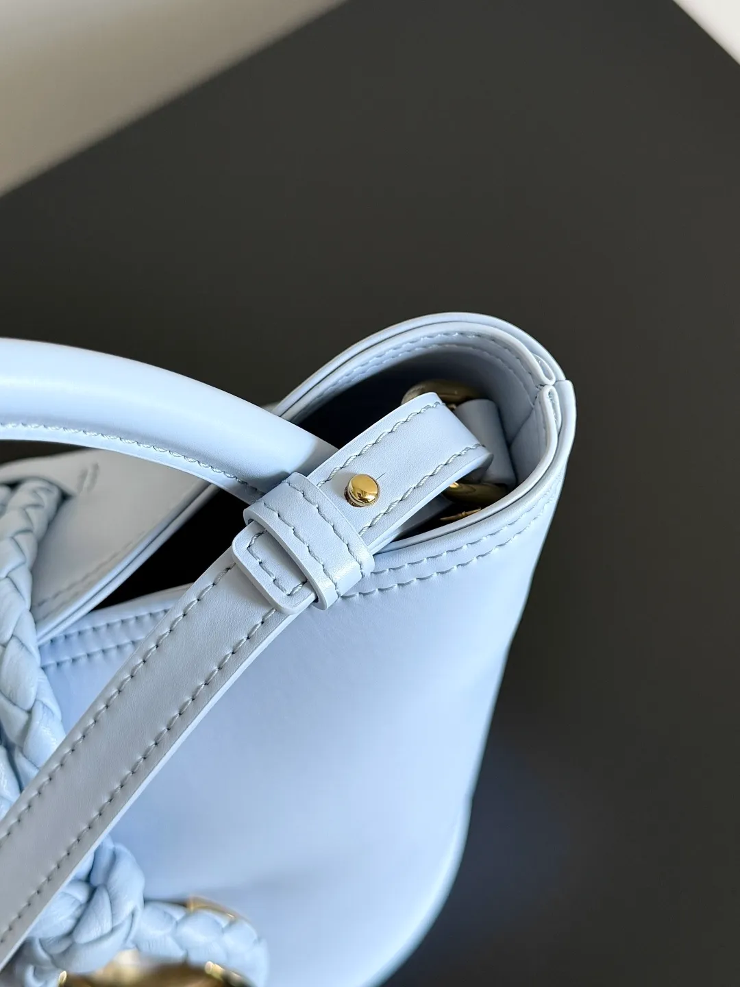Batch 1620 BOTTEGA VENETA 2025 new women's LIBERTA small bucket bag The wind of "freedom" is still blowing towards summer🫧Unique bag shape and large enough capacity. This kind of small bag has always been very popular in summer. It can easily store essential items such as sunscreen and mini 5-fold umbrella when carrying it when going out. It uses braided knots and horseshoe buckle shapes. The metal ring is used for opening and closing, and the classic weaving is only used as an embellishment here, giving way to the simplicity of all-leather. It is a true combination of innovation and classics. It is also equipped with a detachable long shoulder strap. Friends who don’t like to carry it on the shoulder can only buy this bag and have more choices. Style number: 815244 Size: 22*18*15cm
